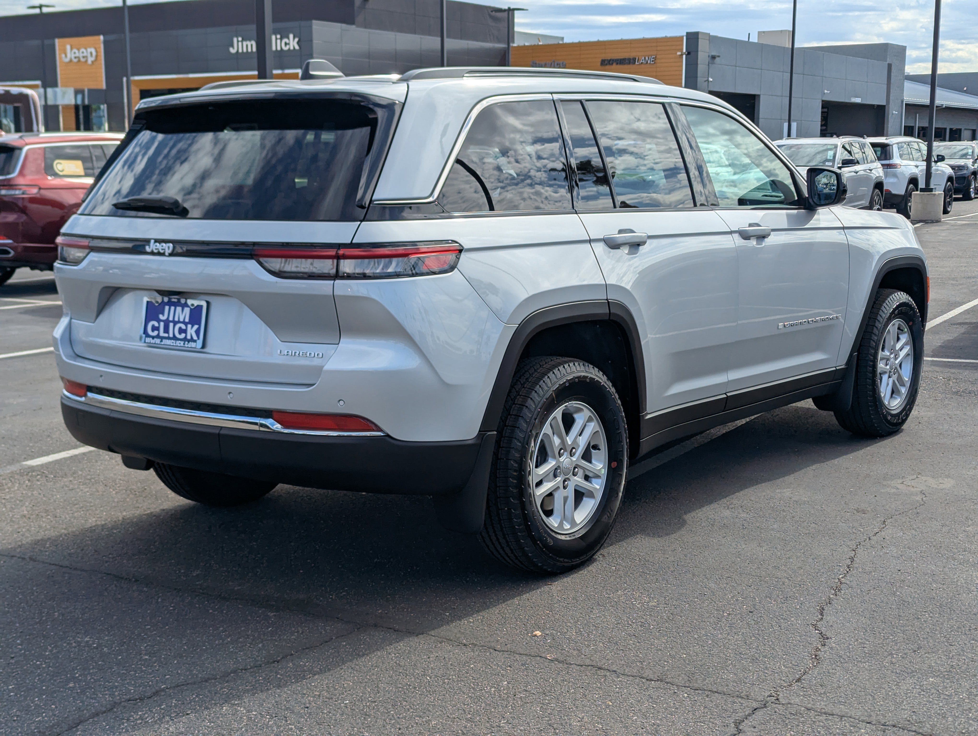 New 2025 Jeep Grand Cherokee Laredo image 2