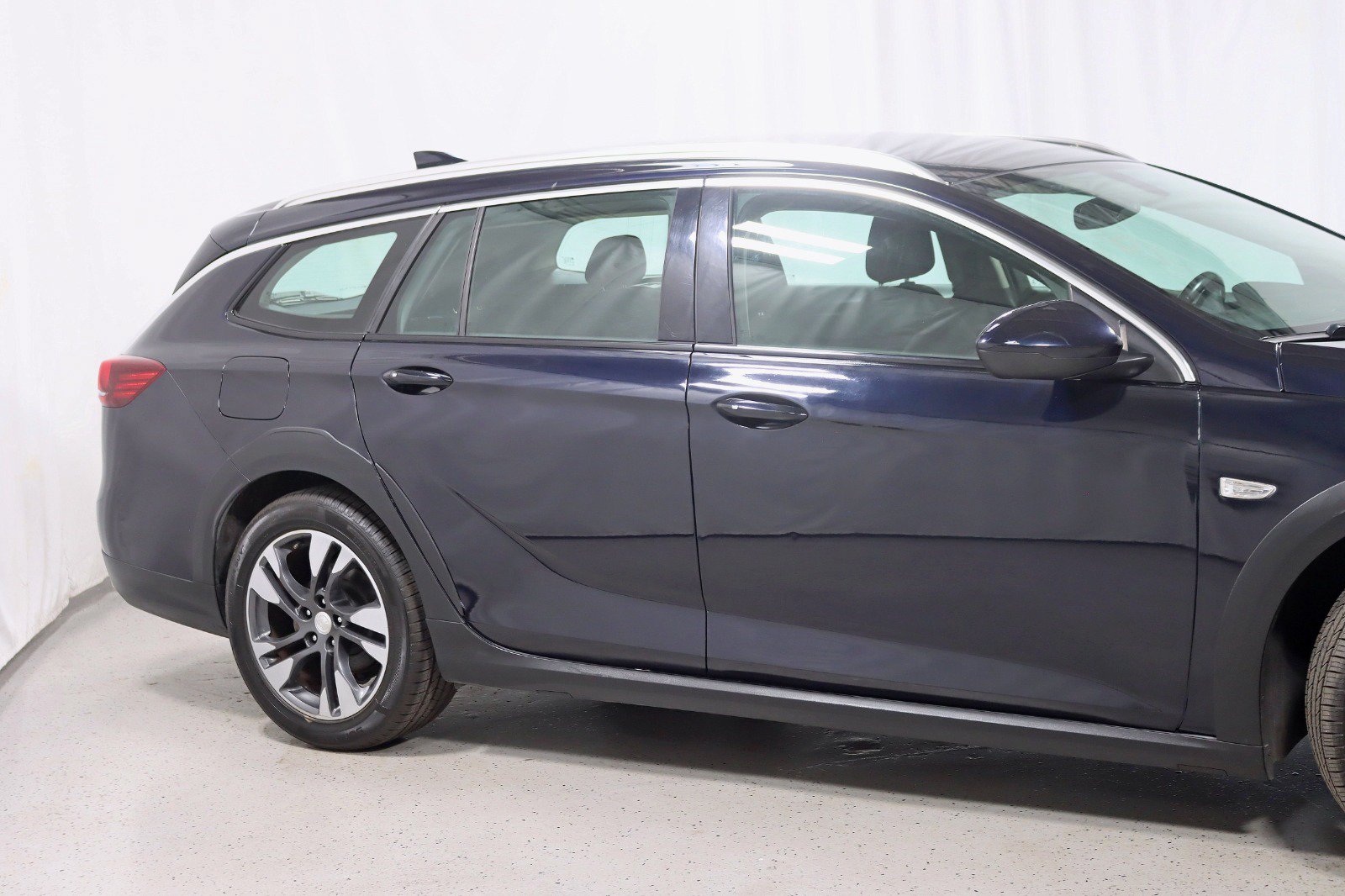 Used 2018 Buick Regal Preferred w/ Sights and Sounds Package AWD/4WD image 3