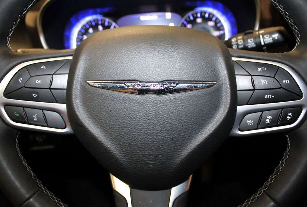 Used 2025 Chrysler Pacifica Select image 12