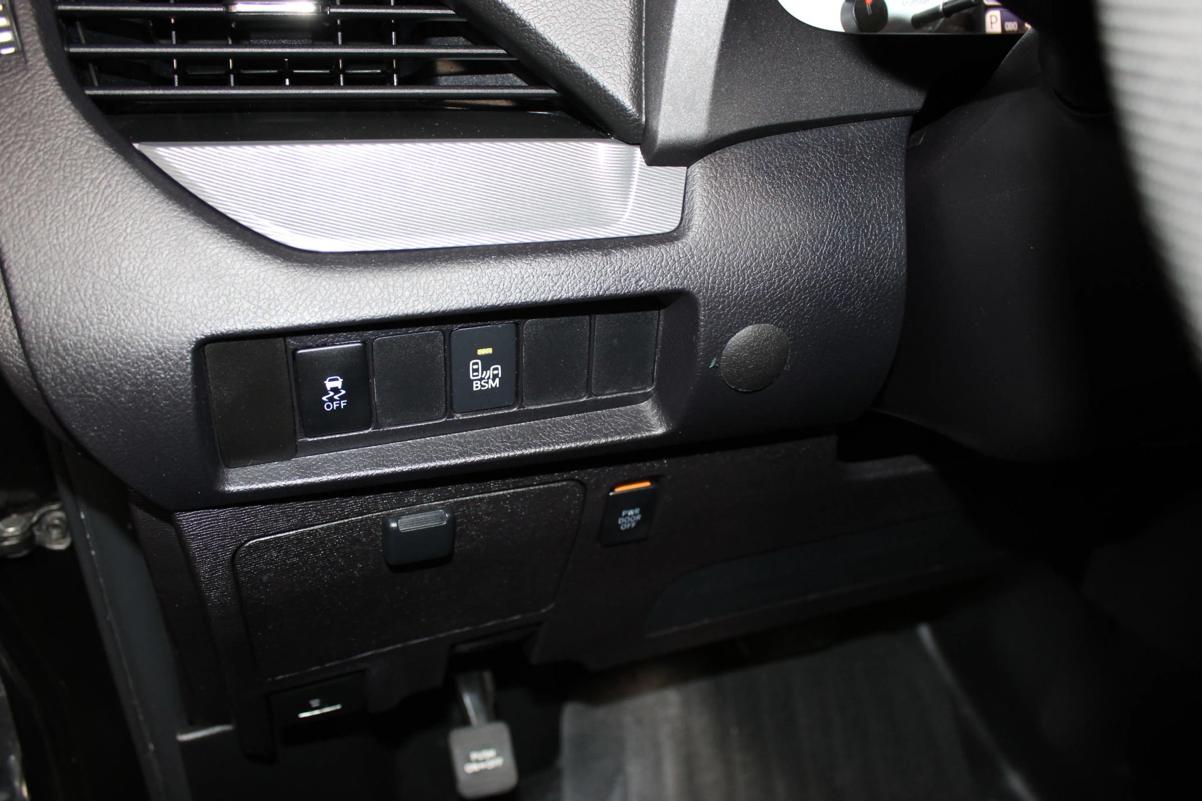 Used 2015 Toyota Sienna SE w/ SE Preferred Package FWD image 21