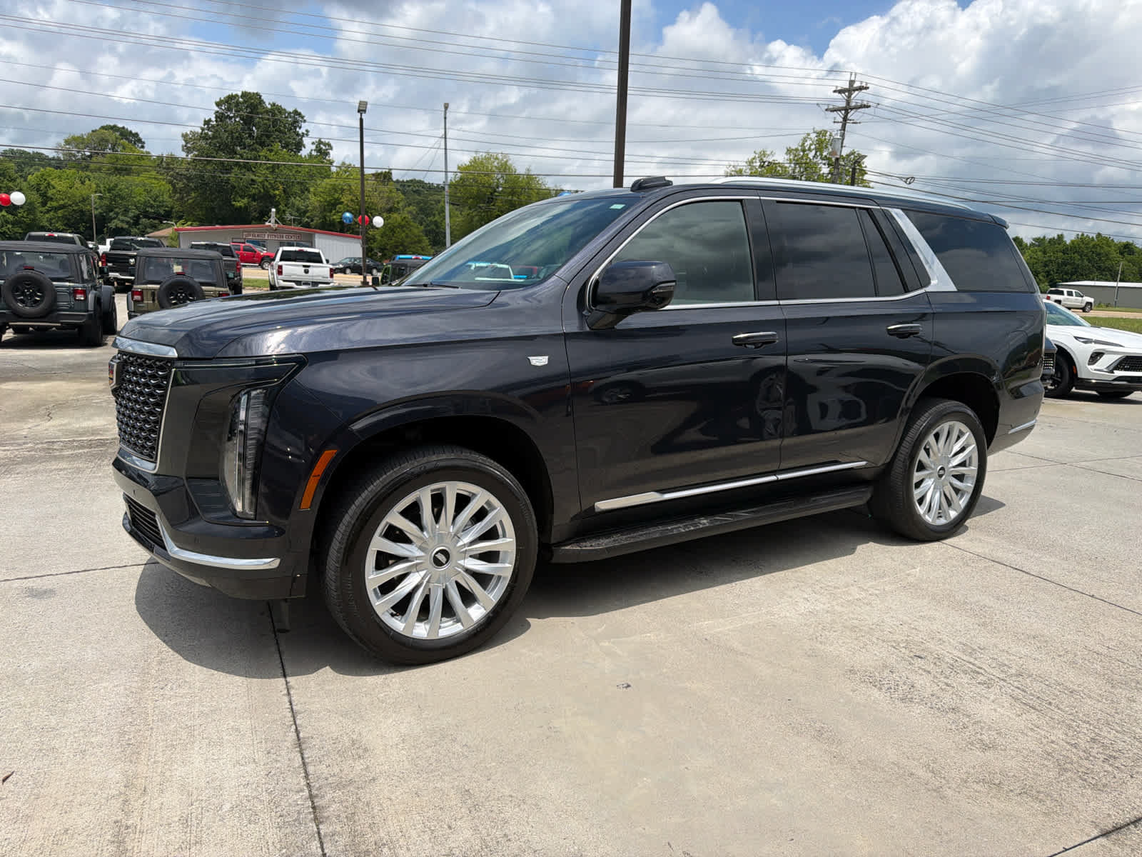 Used 2025 Cadillac Escalade Luxury AWD/4WD image 2