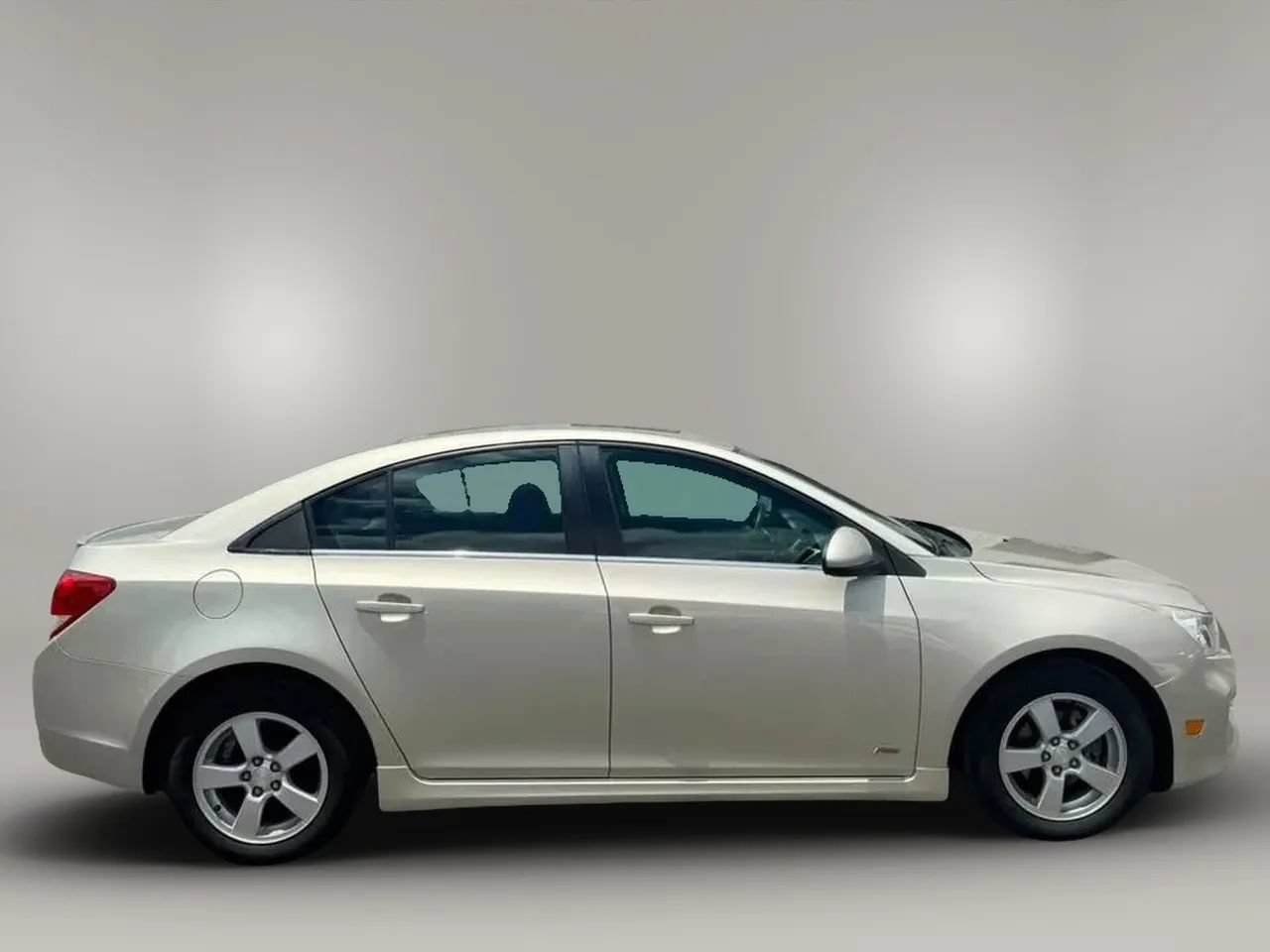Used 2016 Chevrolet Cruze LT w/ Sun And Sound Package FWD image 3