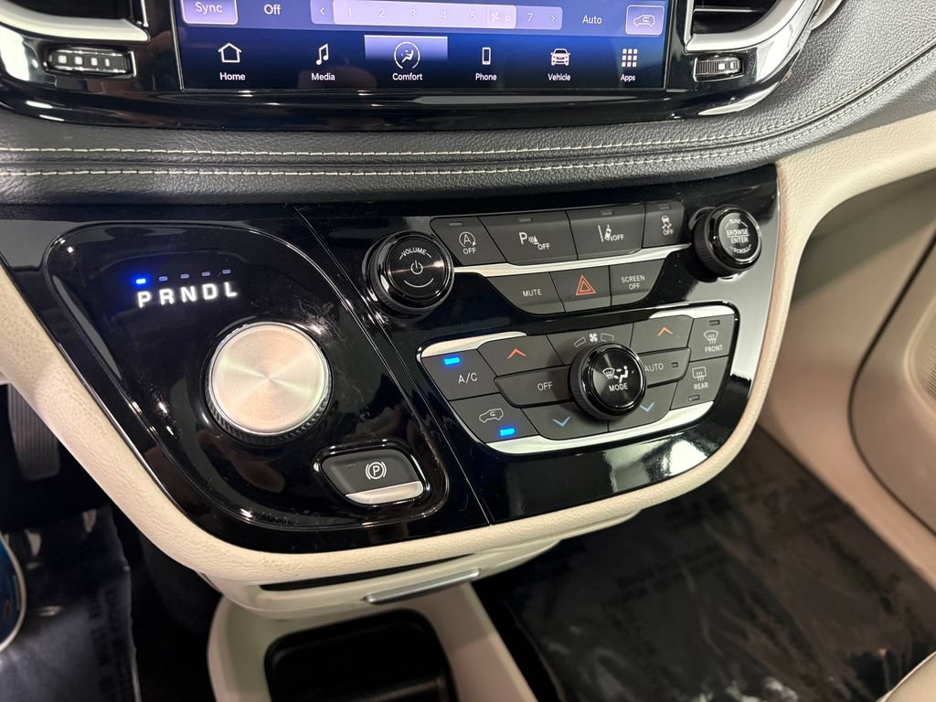 Used 2021 Chrysler Pacifica Touring-L AWD/4WD image 19