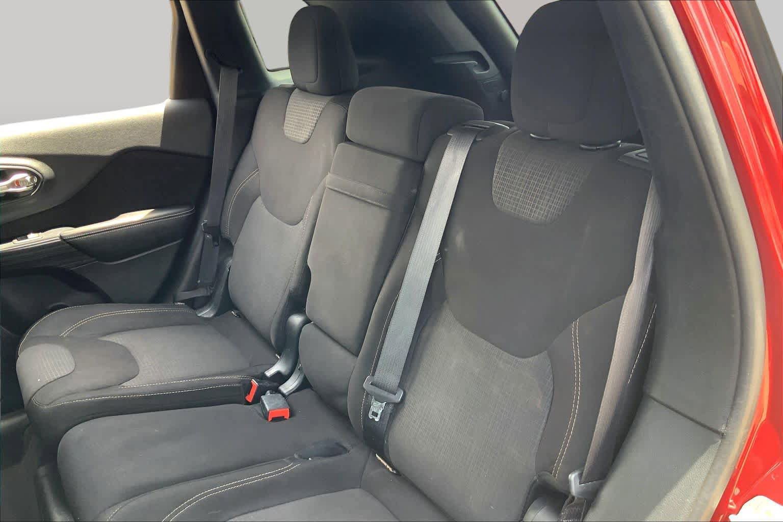 Used 2016 Jeep Cherokee Latitude FWD image 21