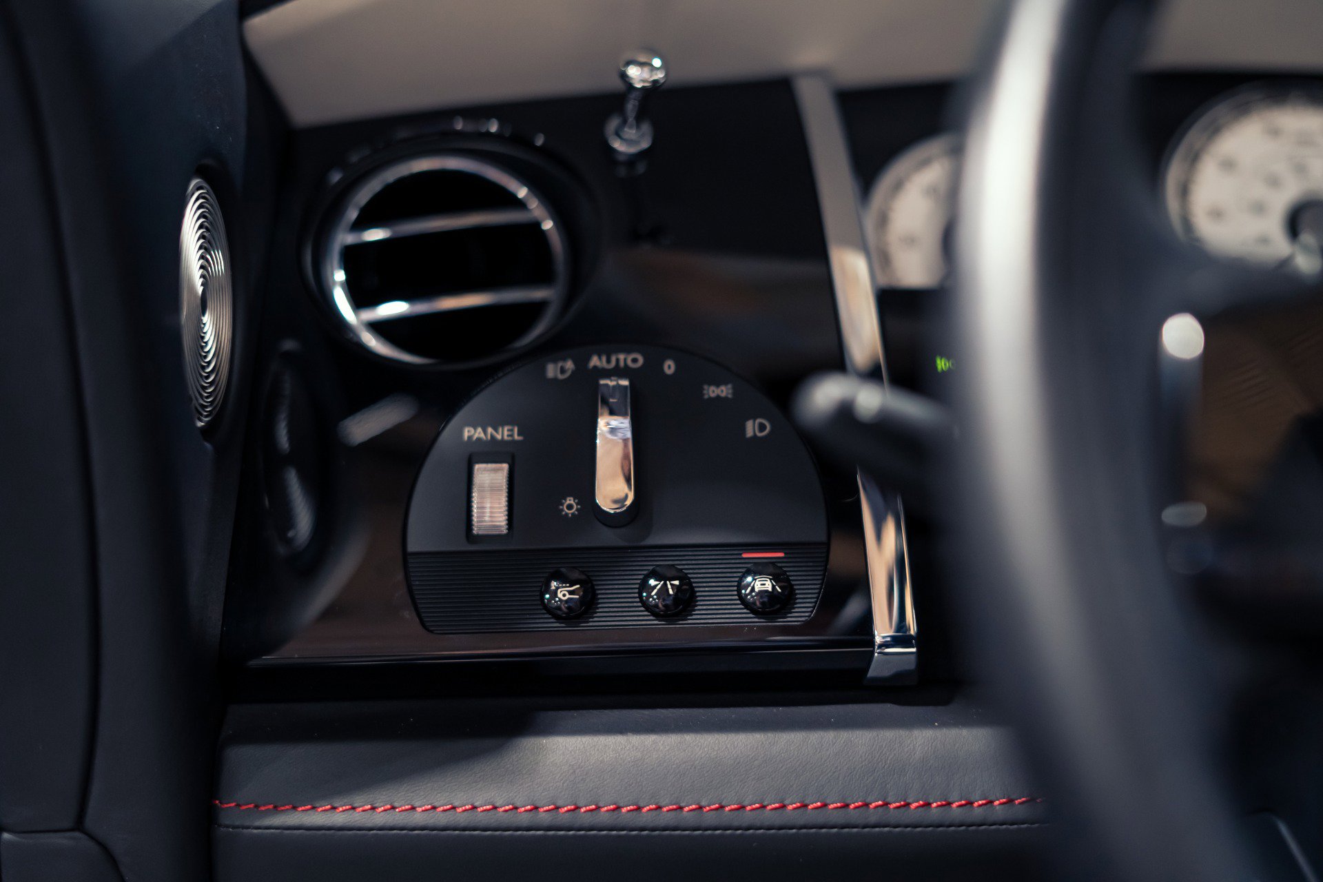 Used 2018 Rolls-Royce Dawn RWD image 20