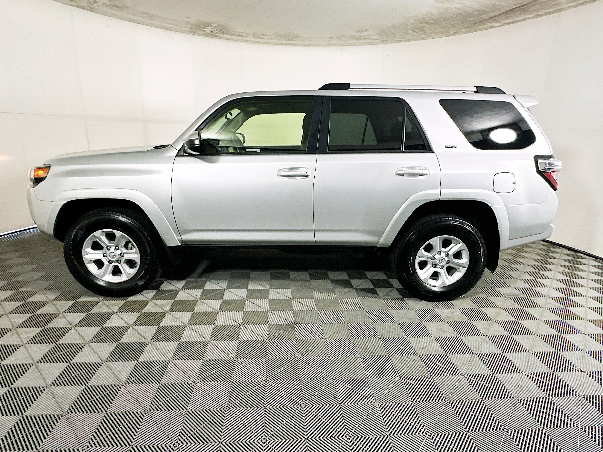 Used 2024 Toyota 4Runner SR5 AWD/4WD image 6