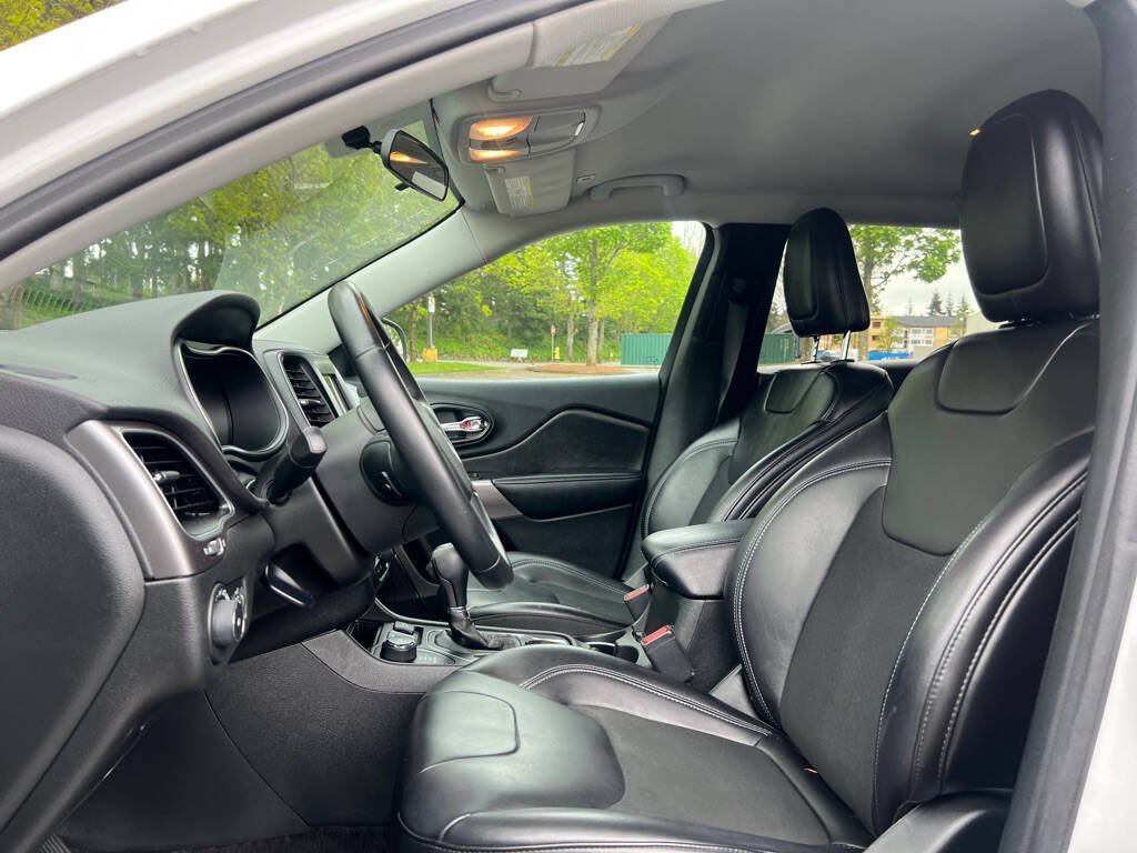 Used 2019 Jeep Cherokee Latitude Plus AWD/4WD image 27