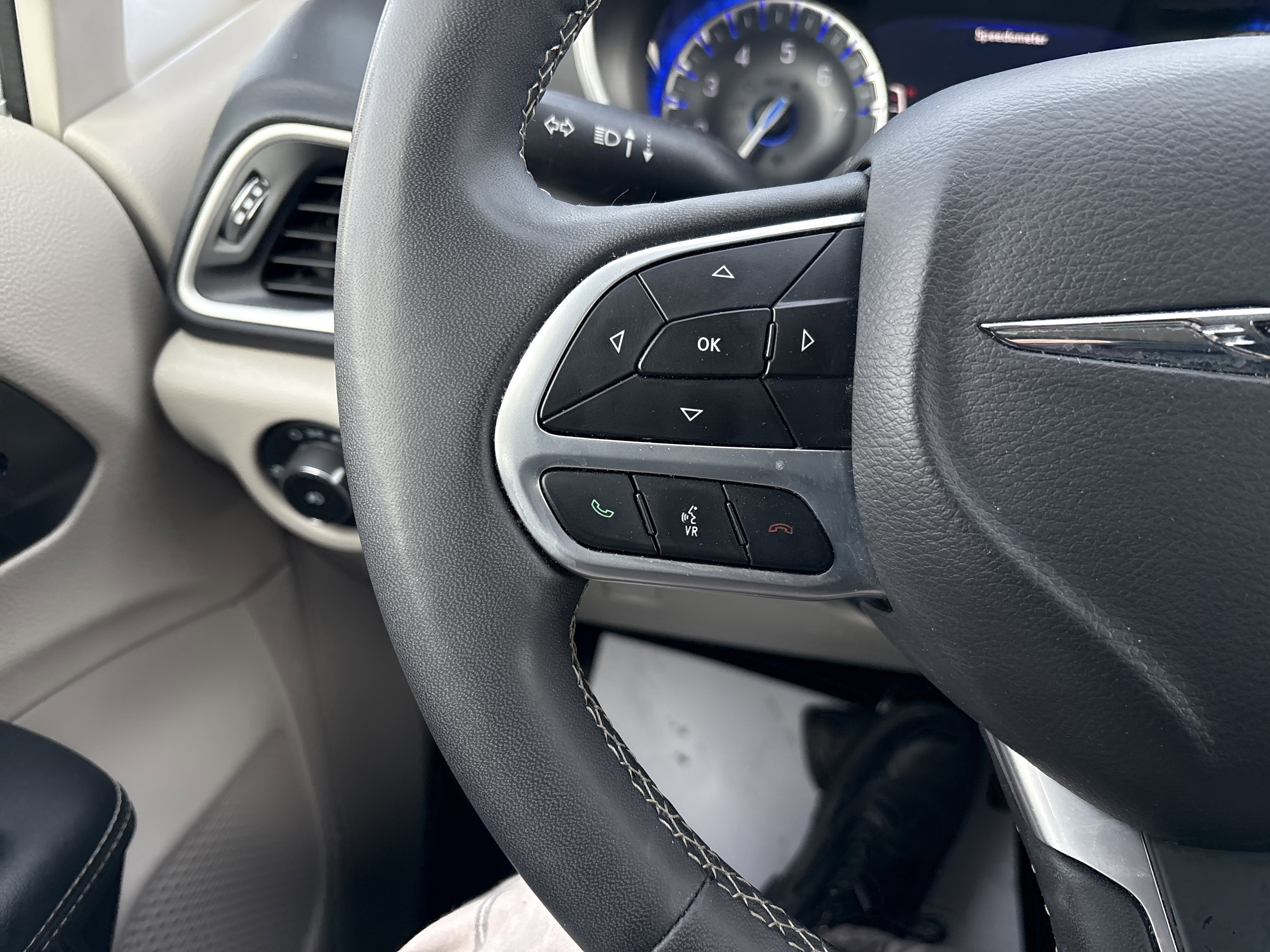 Used 2024 Chrysler Pacifica Touring-L image 19