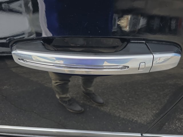 Used 2018 Cadillac Escalade ESV Premium Luxury image 10