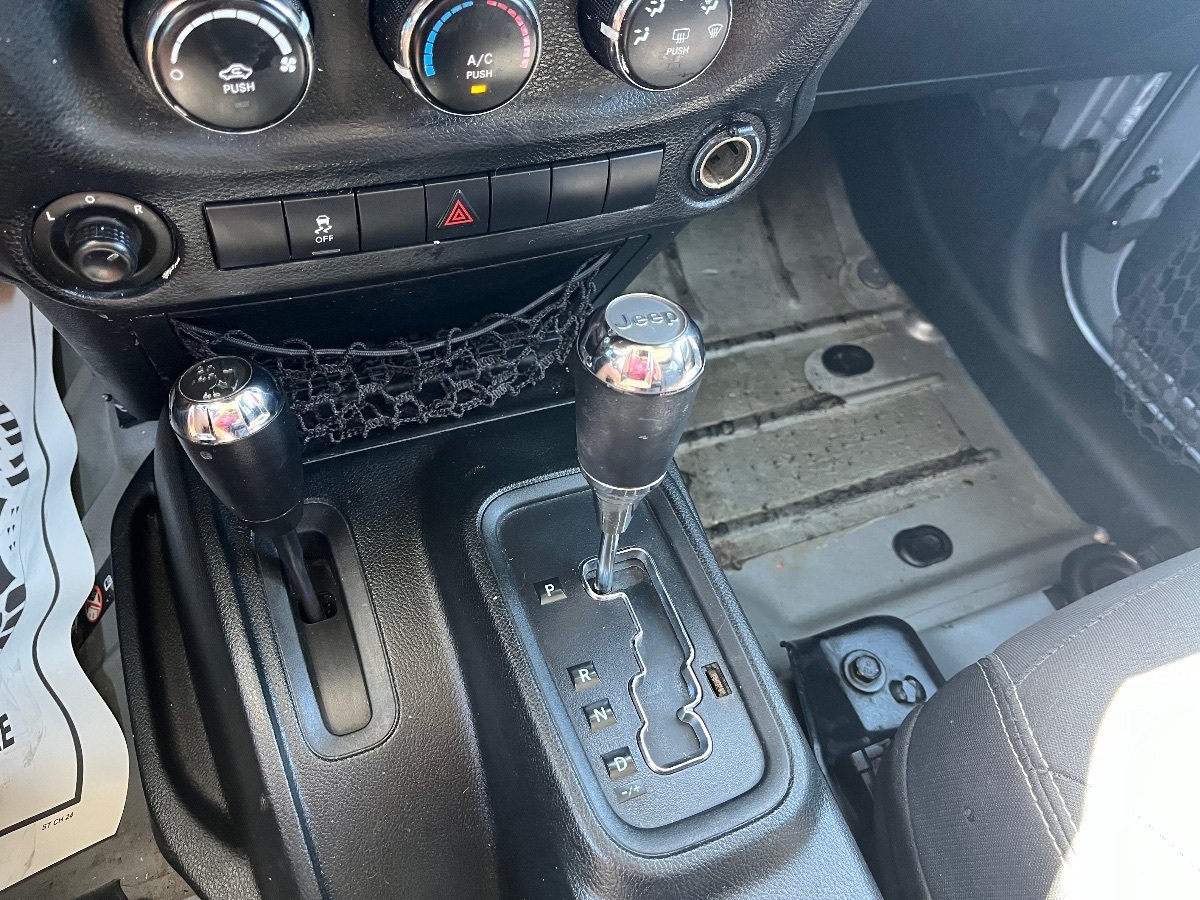 Used 2018 Jeep Wrangler Unlimited Sahara w/ Connectivity Group AWD/4WD image 15