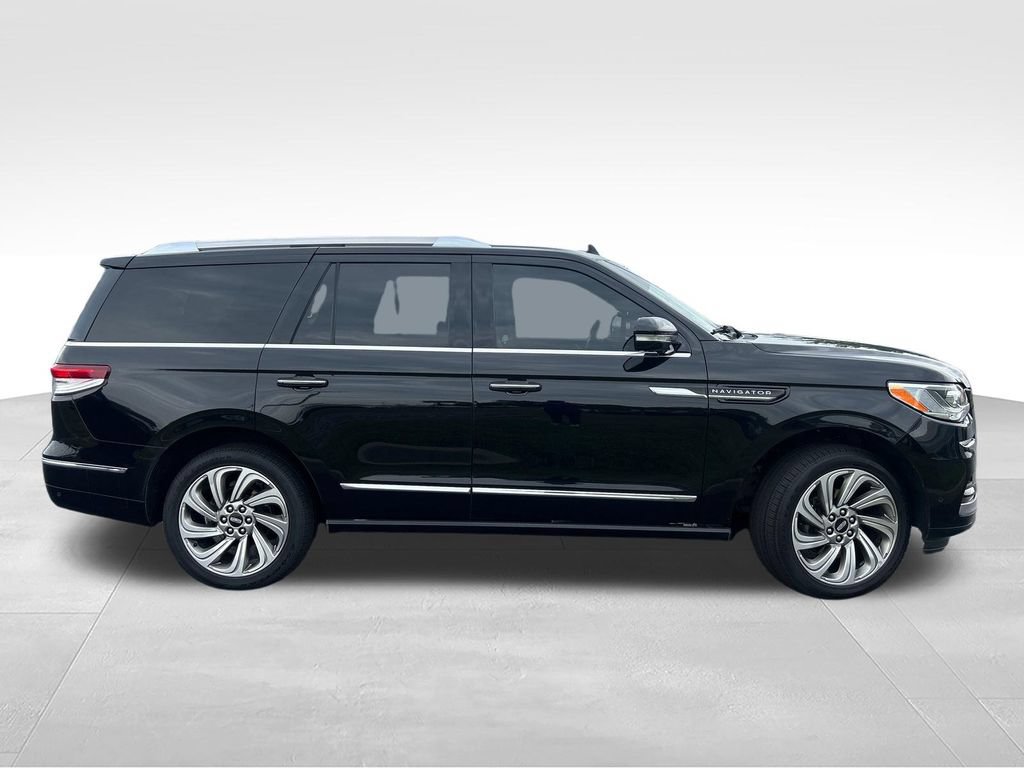 Used 2022 Lincoln Navigator Reserve AWD/4WD image 6