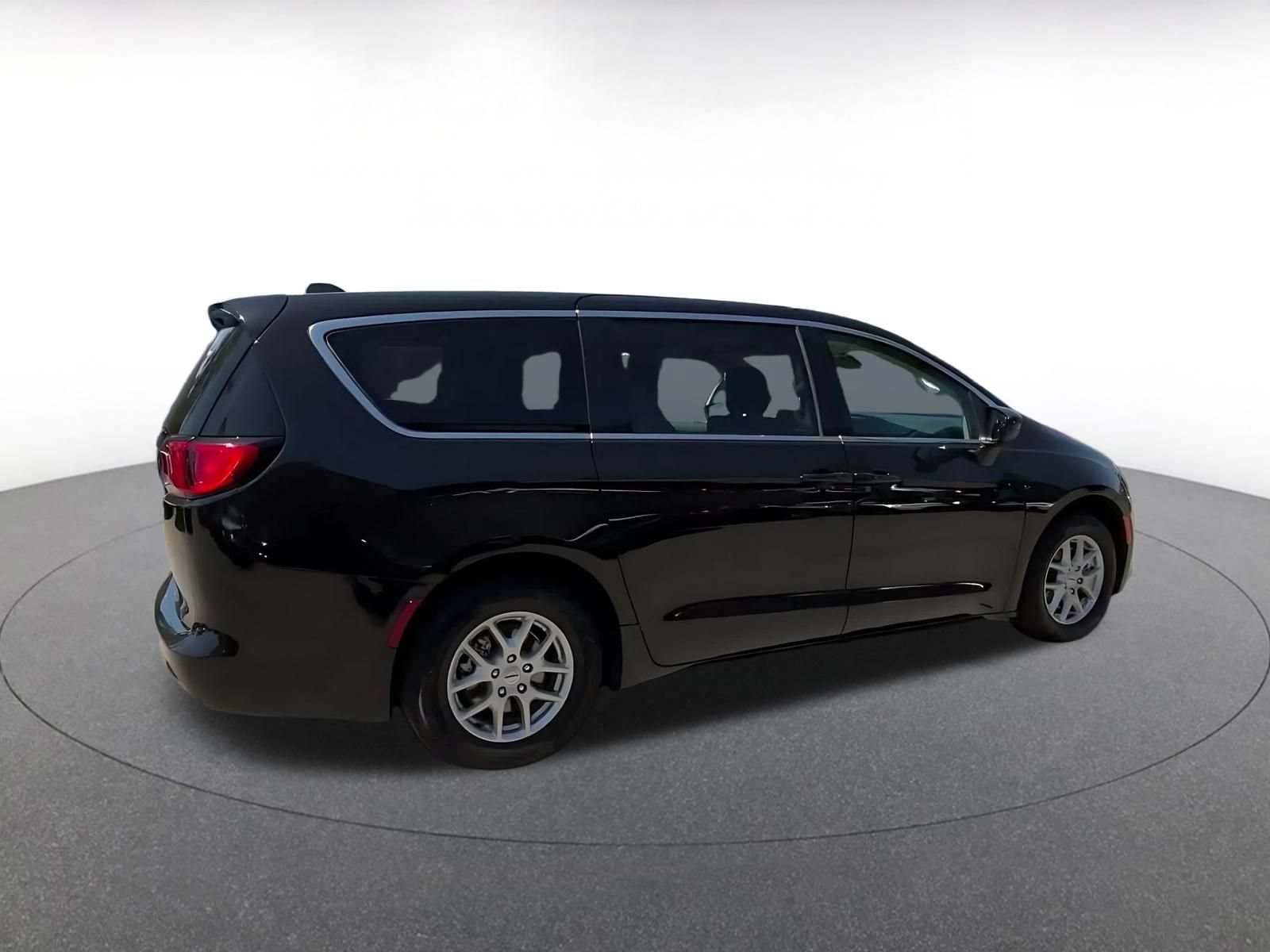 Used 2024 Chrysler Voyager LX FWD image 13