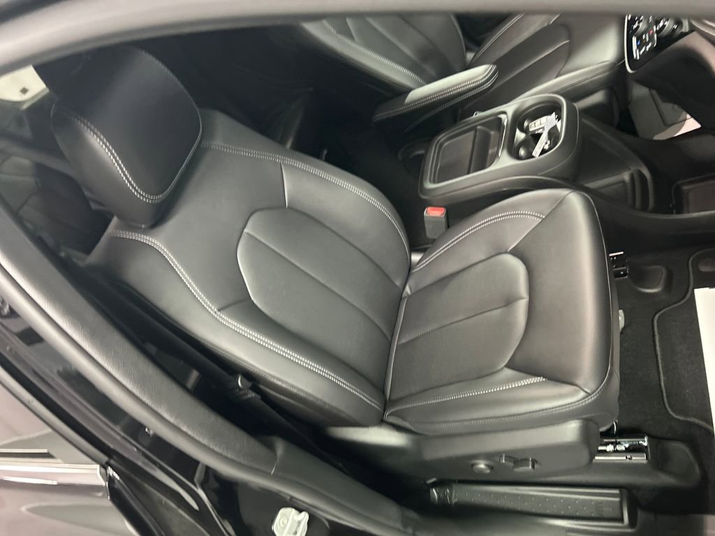 New 2027 Chrysler Pacifica Select FWD image 24