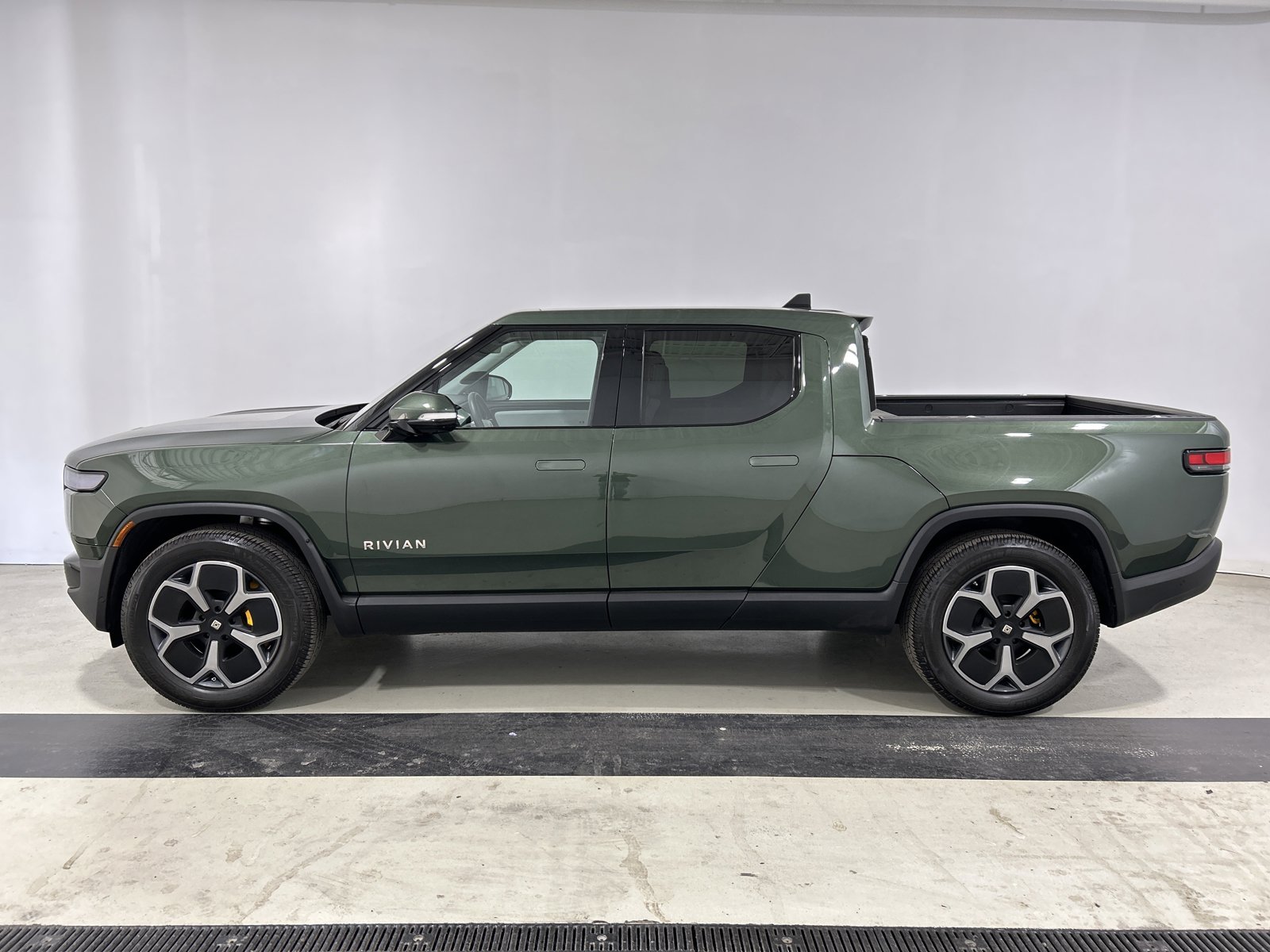 Used 2022 Rivian R1T Adventure image 2