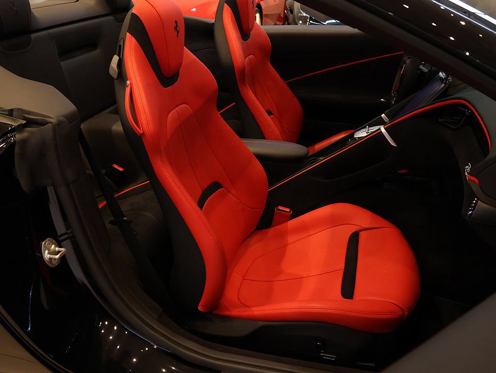 Certified 2025 Ferrari Roma Spider RWD image 10
