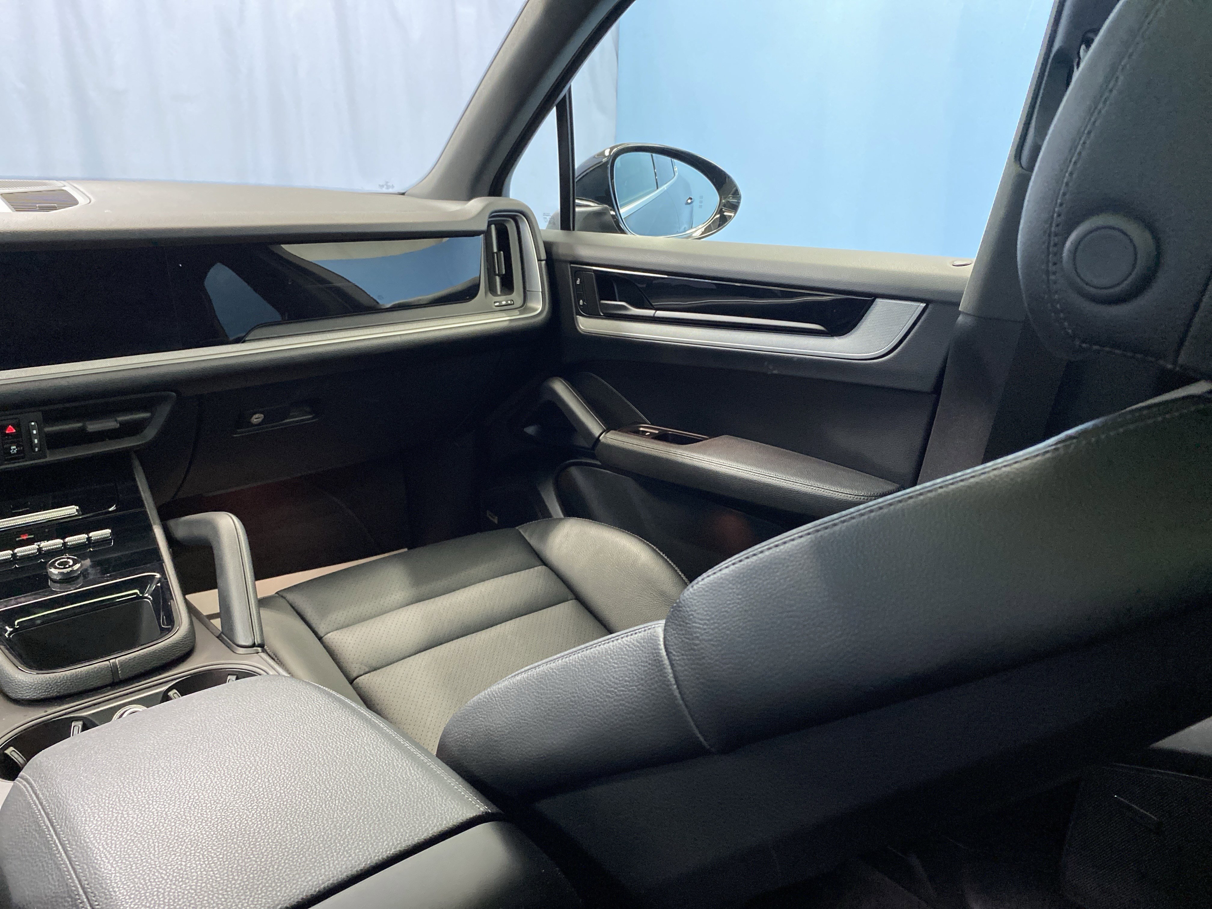 Used 2024 Porsche Cayenne image 32