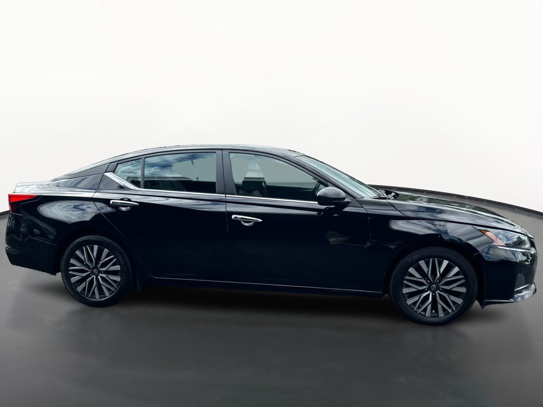 Used 2024 Nissan Altima 2.5 SV FWD image 2