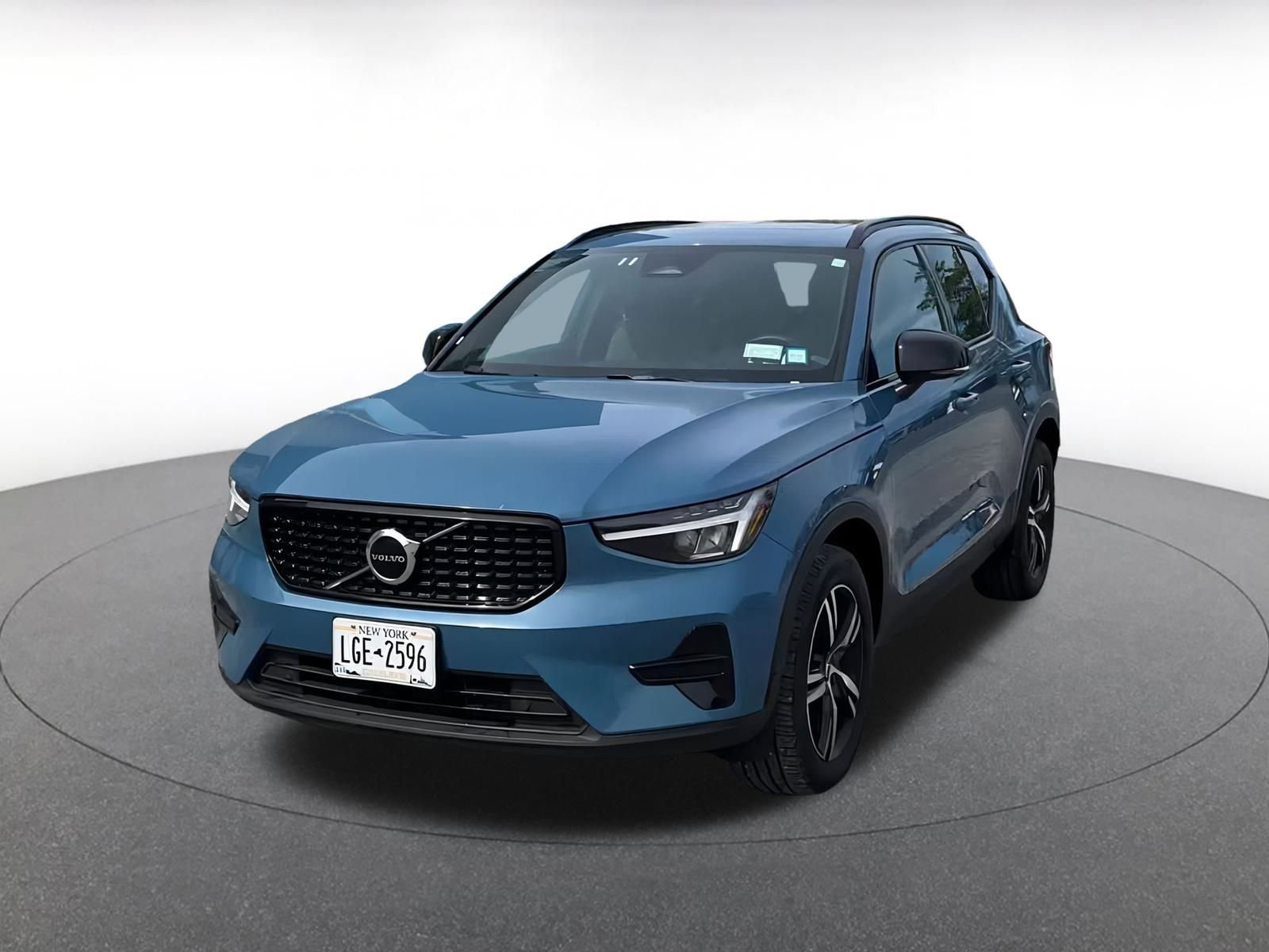 Used 2024 Volvo XC40 B5 Core image 7