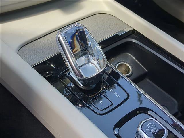 Used 2023 Volvo XC60 T8 Ultimate image 12