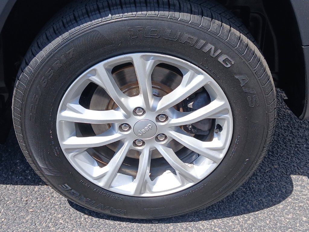 Used 2019 Jeep Cherokee Latitude w/ Popular Appearance Group AWD/4WD image 16