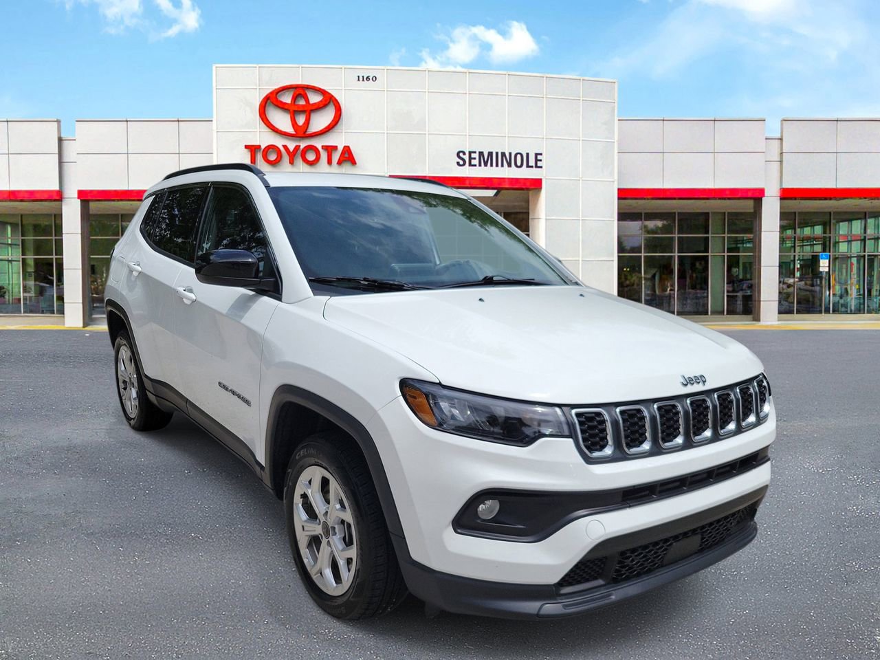Used 2025 Jeep Compass Latitude w/ Sun & Sound Group AWD/4WD image 2