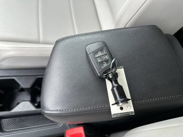 Used 2018 Volkswagen Tiguan SEL AWD/4WD image 40