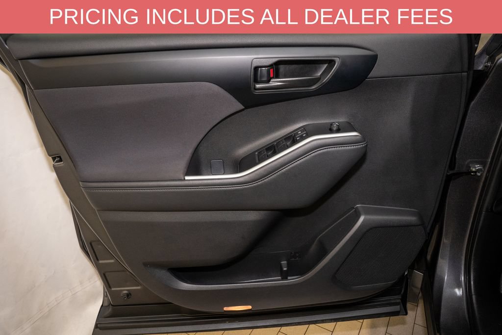 Used 2025 Toyota Highlander LE FWD image 13