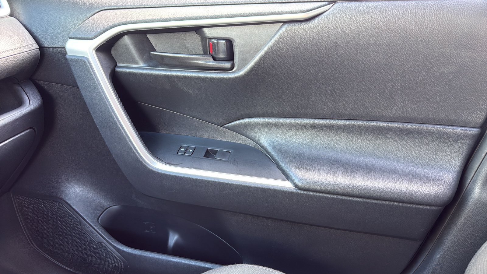 Used 2024 Toyota RAV4 LE FWD image 17