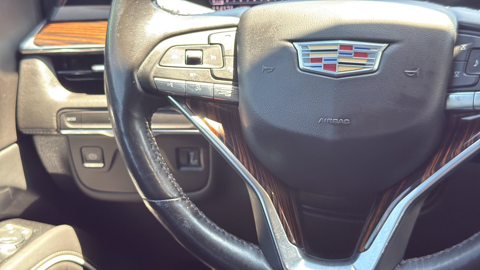 Used 2021 Cadillac Escalade Premium Luxury RWD image 16