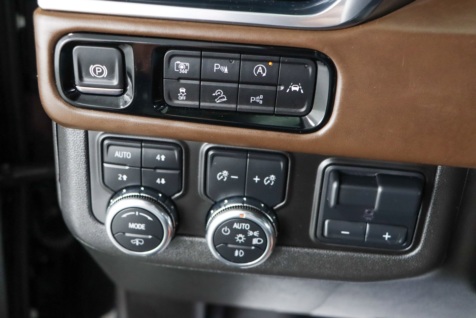 Used 2025 GMC Yukon Denali Ultimate AWD/4WD image 26
