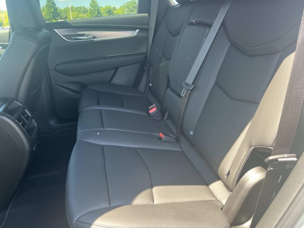 New 2026 Cadillac XT5 Luxury w/ LPO, ONYX Package FWD image 17