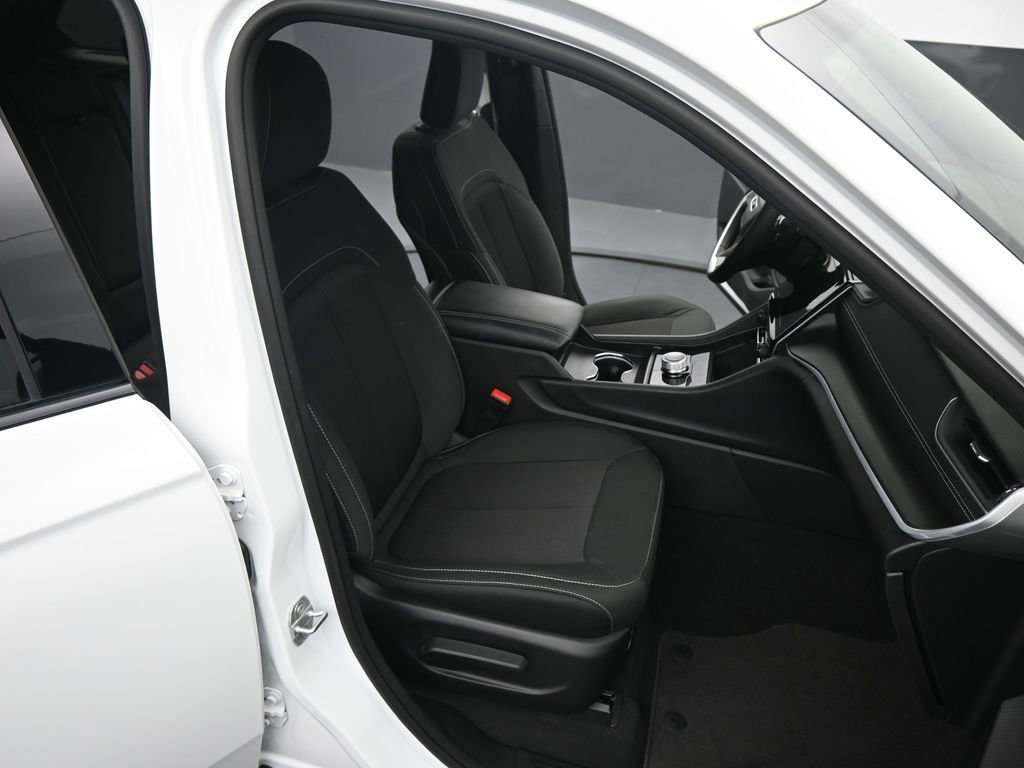 Used 2024 Jeep Grand Cherokee Laredo image 19