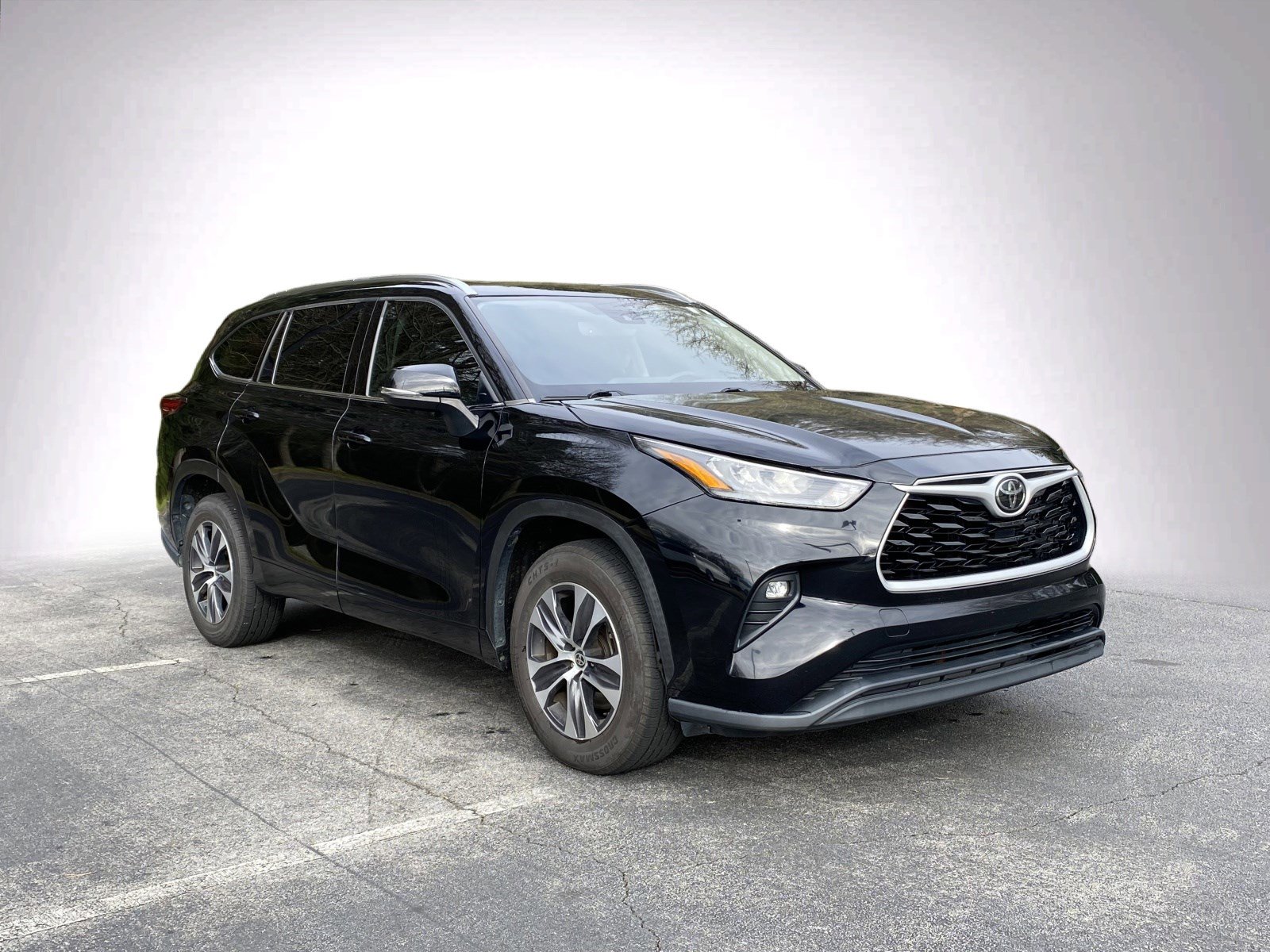 Used 2020 Toyota Highlander XLE image 2