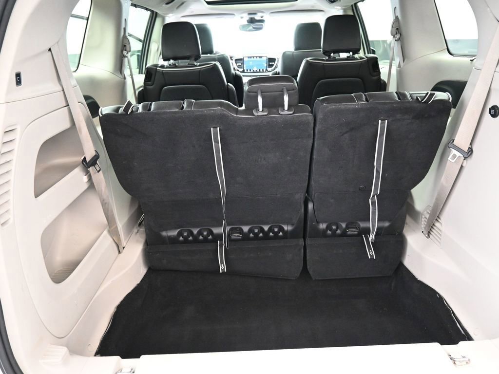 Used 2023 Chrysler Pacifica Limited FWD image 21