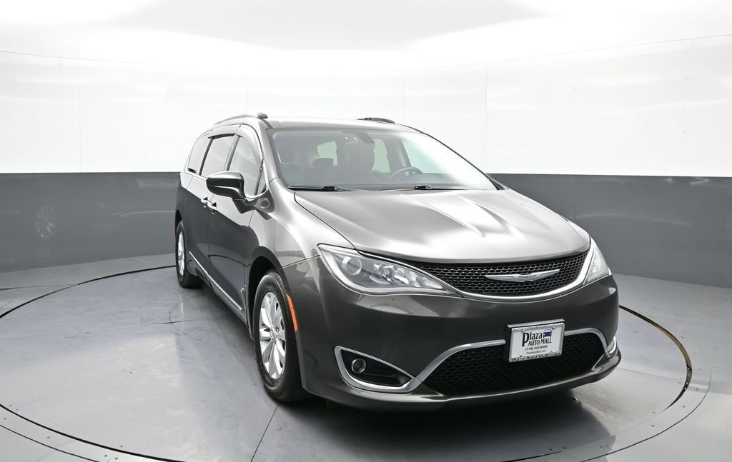 Used 2017 Chrysler Pacifica Touring-L image 3