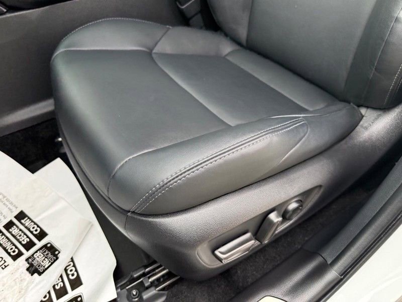 Used 2023 Toyota Venza XLE image 17