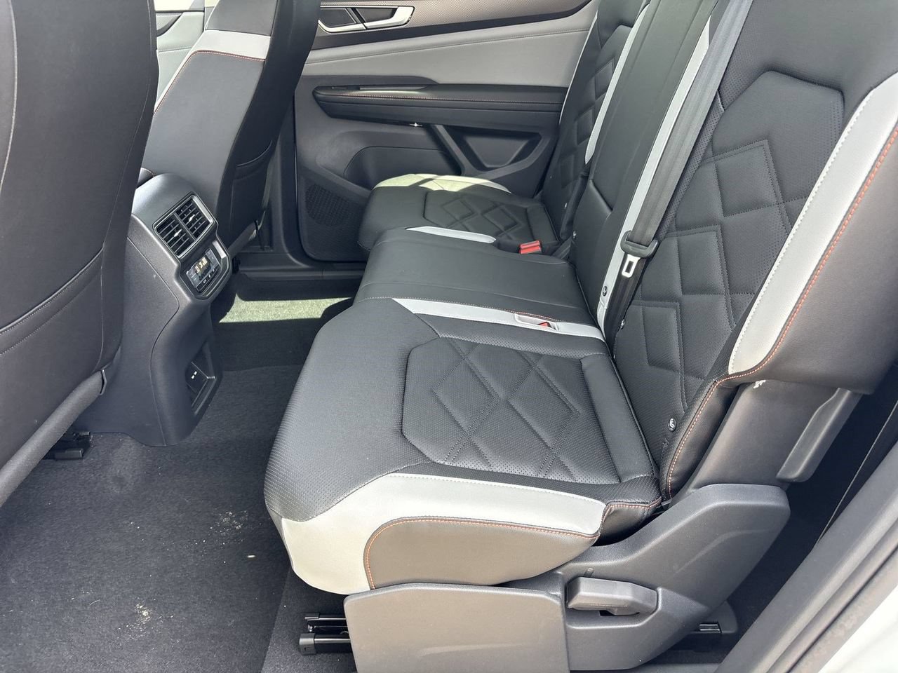 New 2026 Volkswagen Atlas Peak Edition AWD/4WD image 13