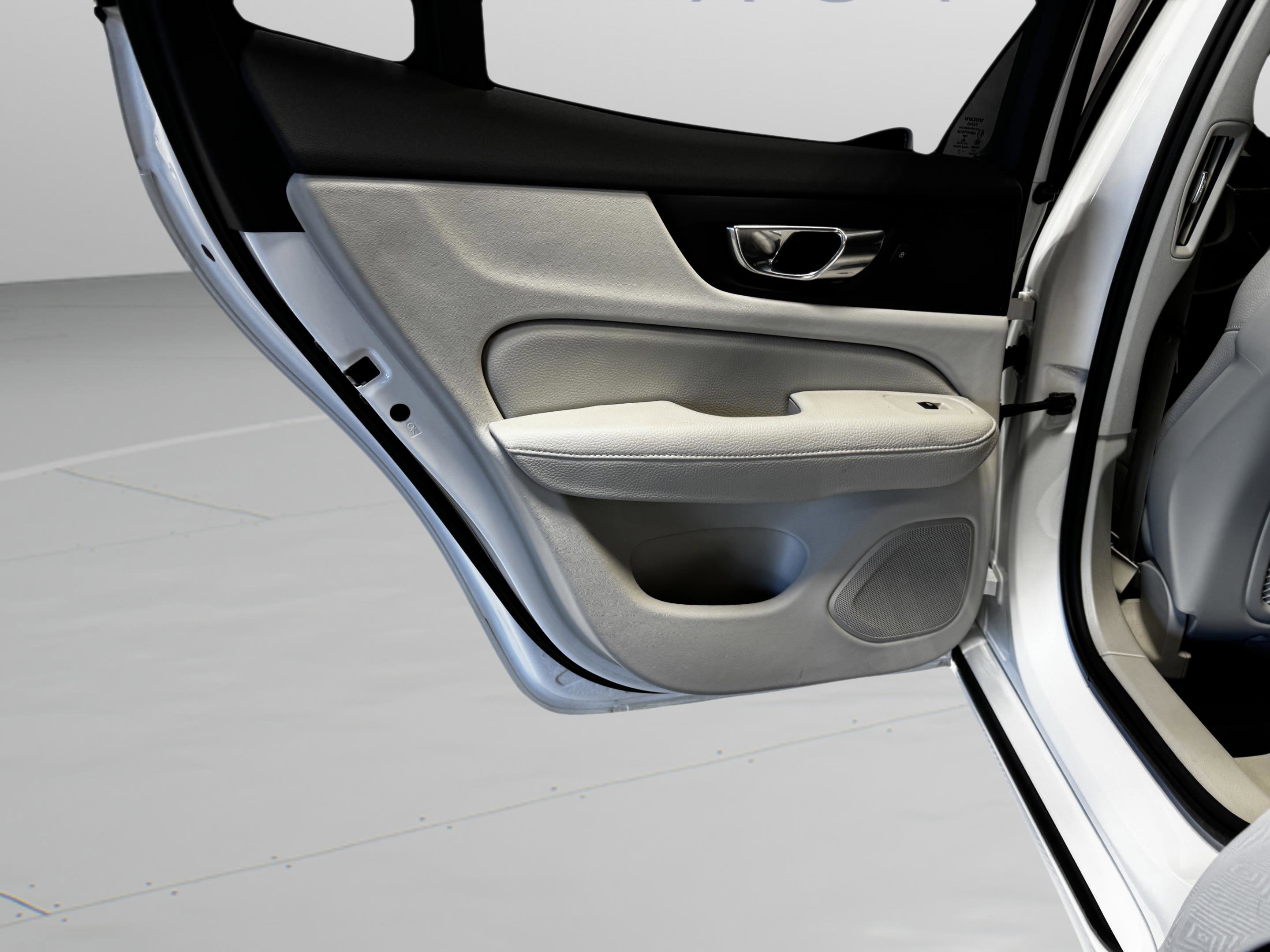 Used 2019 Volvo S60 T6 Momentum w/ Multimedia Package image 13