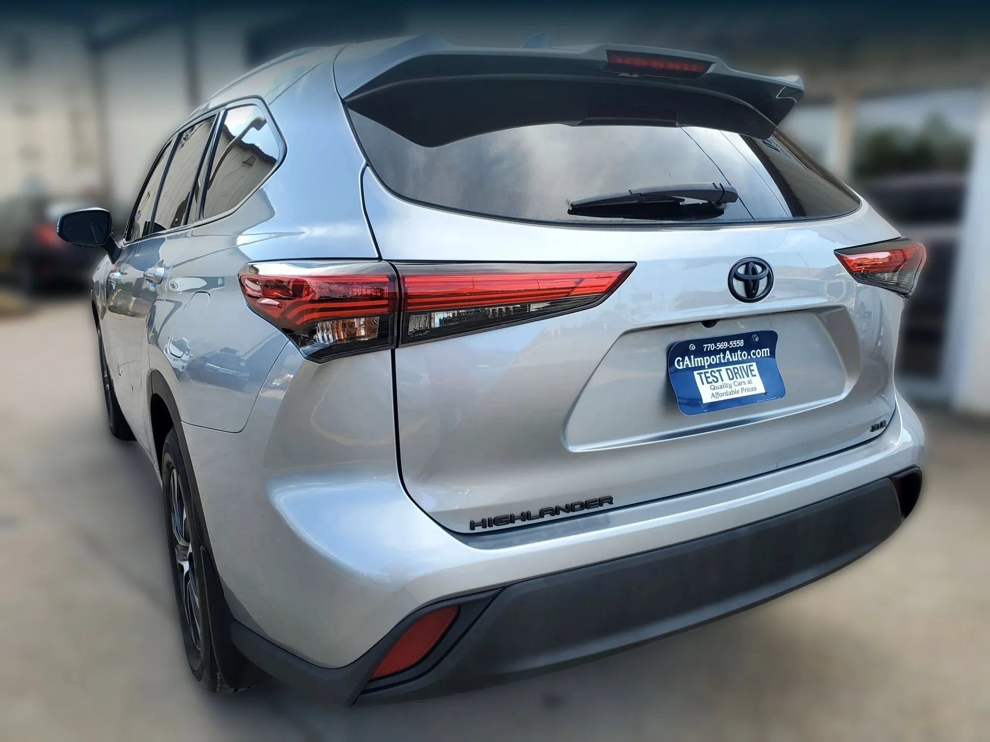 Used 2022 Toyota Highlander XLE FWD image 12