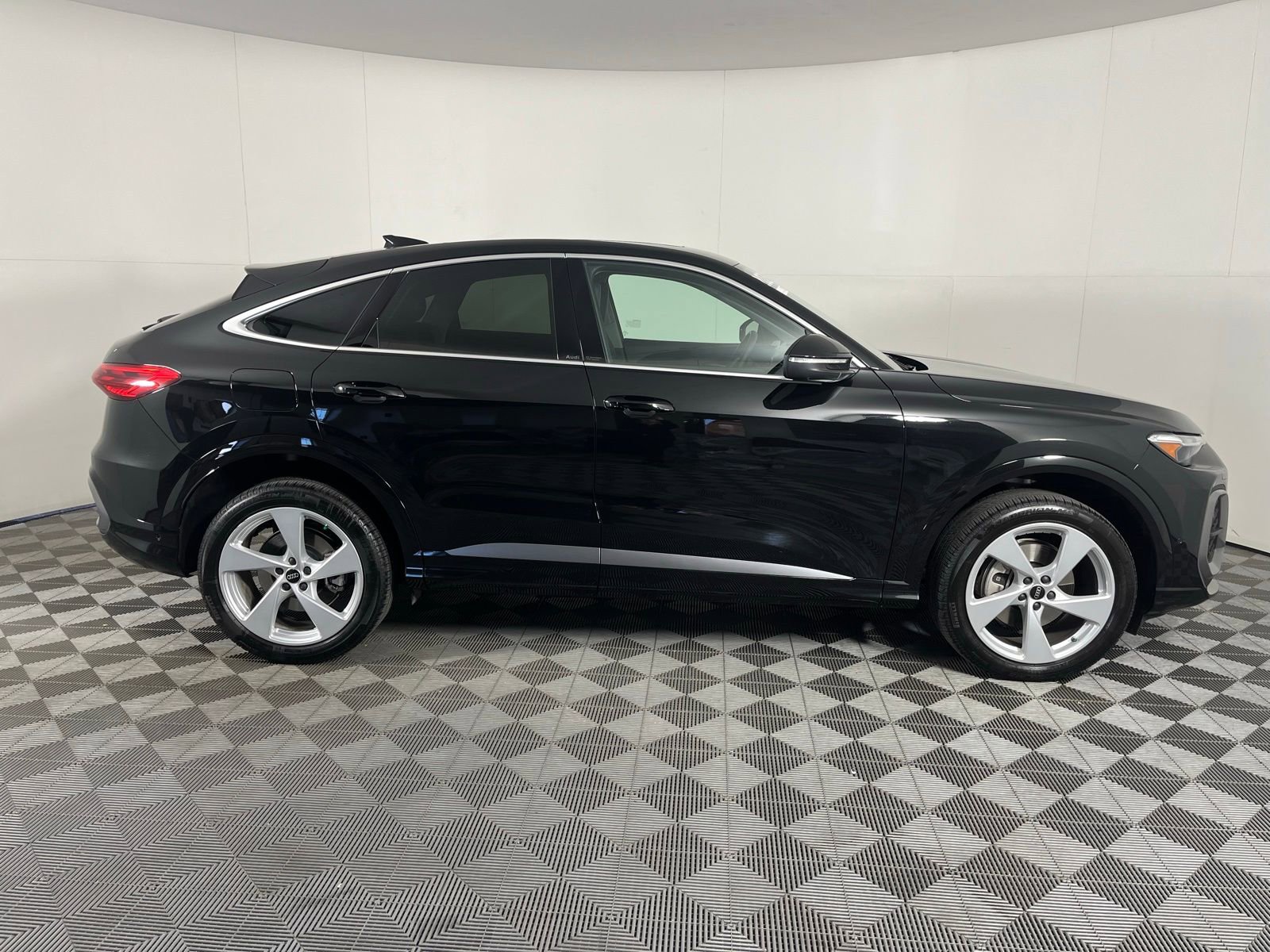 Certified 2025 Audi Q5 Premium Plus w/ Premium Plus image 11