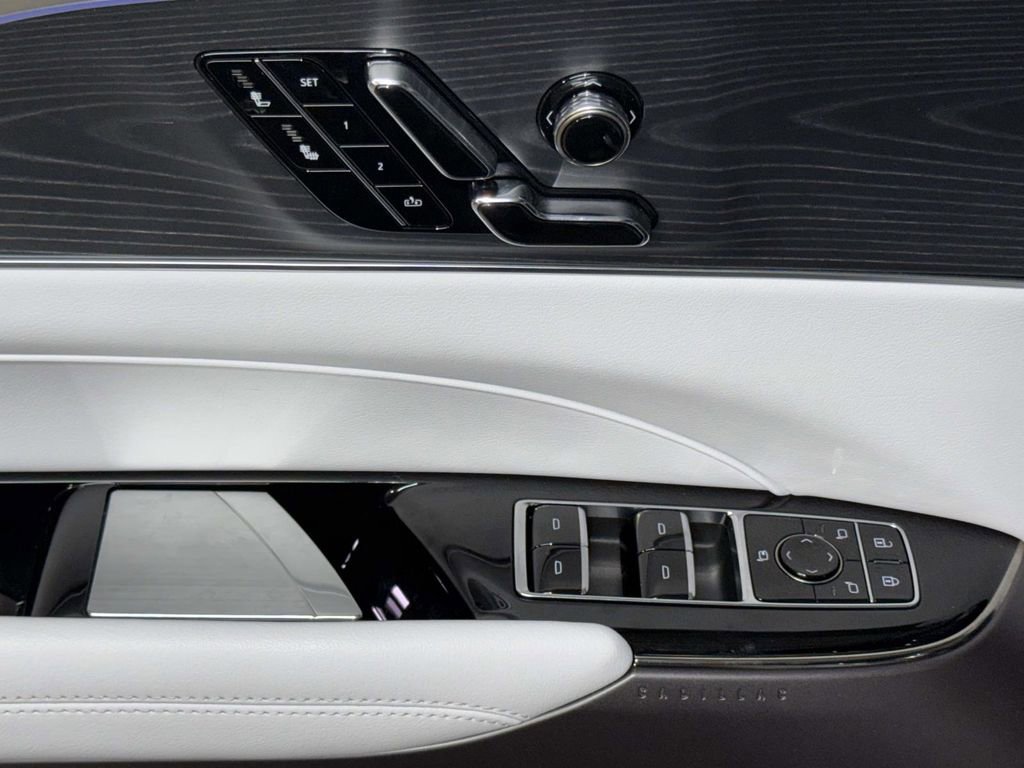 Used 2025 Cadillac Lyriq Sport AWD/4WD image 21