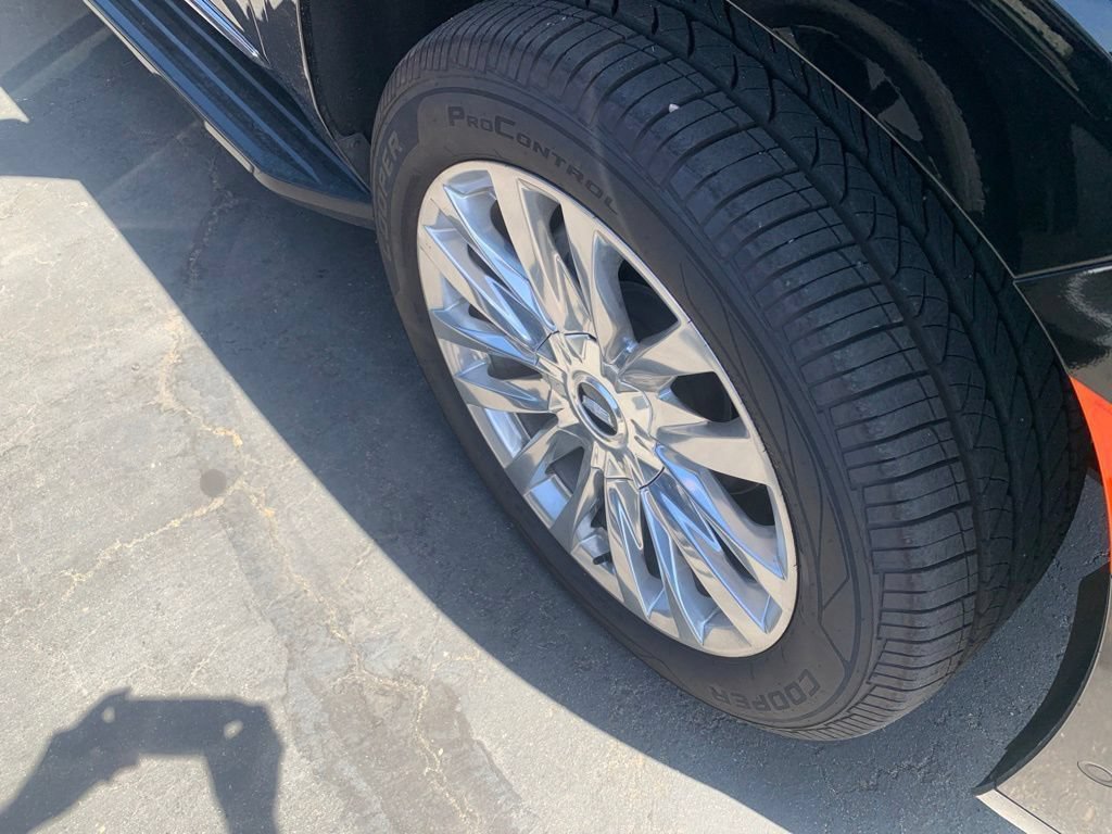Used 2024 Cadillac Escalade Premium Luxury RWD image 6
