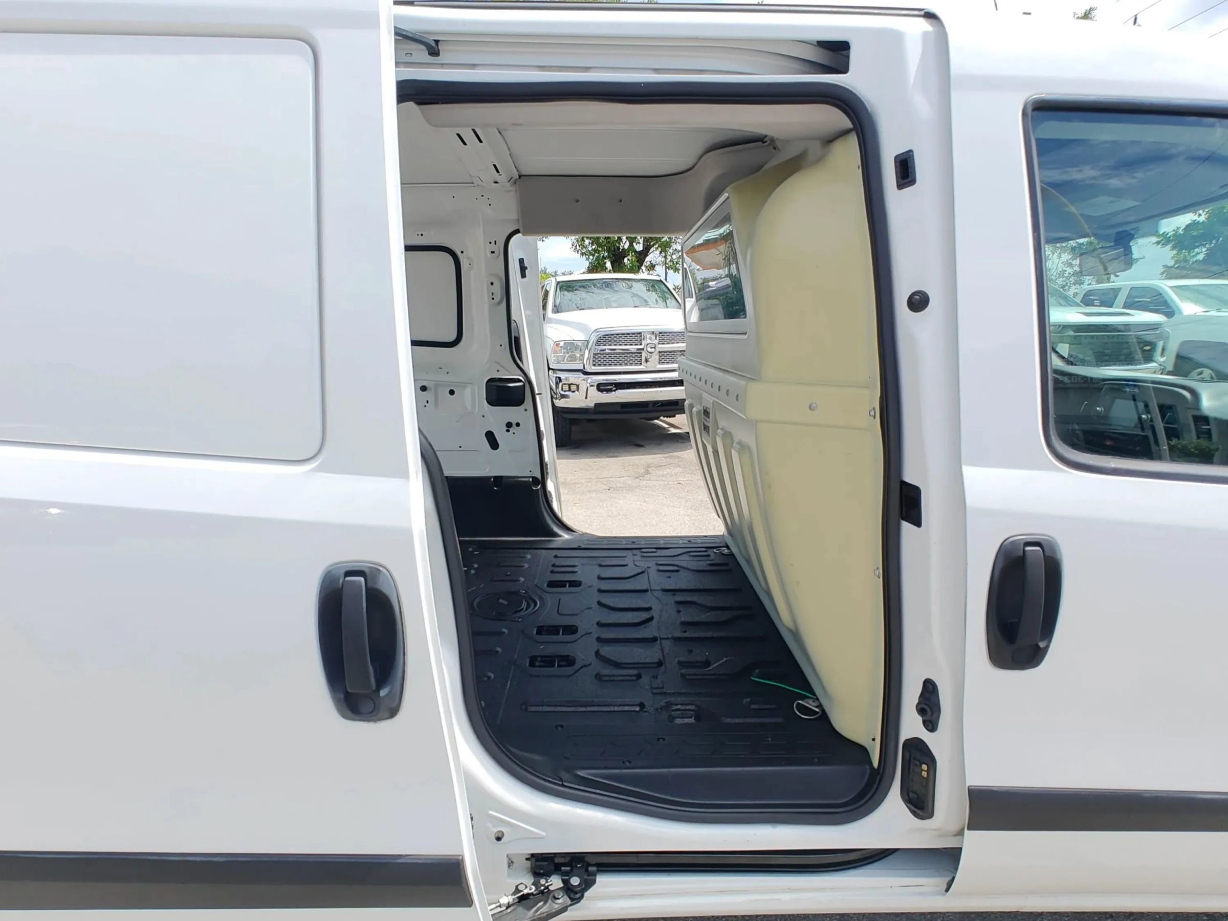 Used 2015 RAM ProMaster City Tradesman SLT w/ Rear Back-up Camera Group FWD image 12