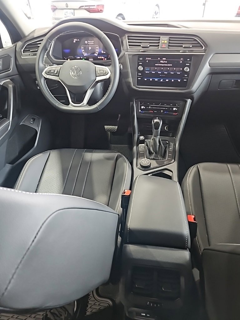 Used 2024 Volkswagen Tiguan SE image 25