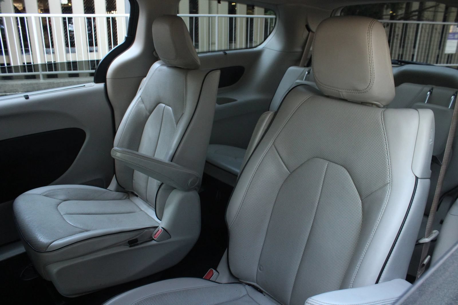 Used 2021 Chrysler Pacifica Limited w/ Uconnect Theater Family Group FWD image 18