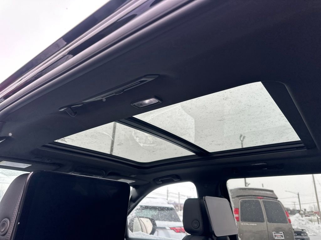 Used 2024 Chevrolet Suburban High Country w/ Advanced Technology Package image 21