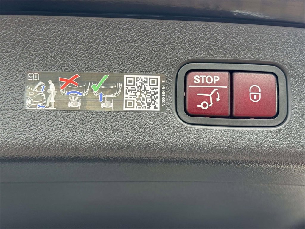 Used 2025 Mercedes-Benz GLC 350e 4MATIC image 9