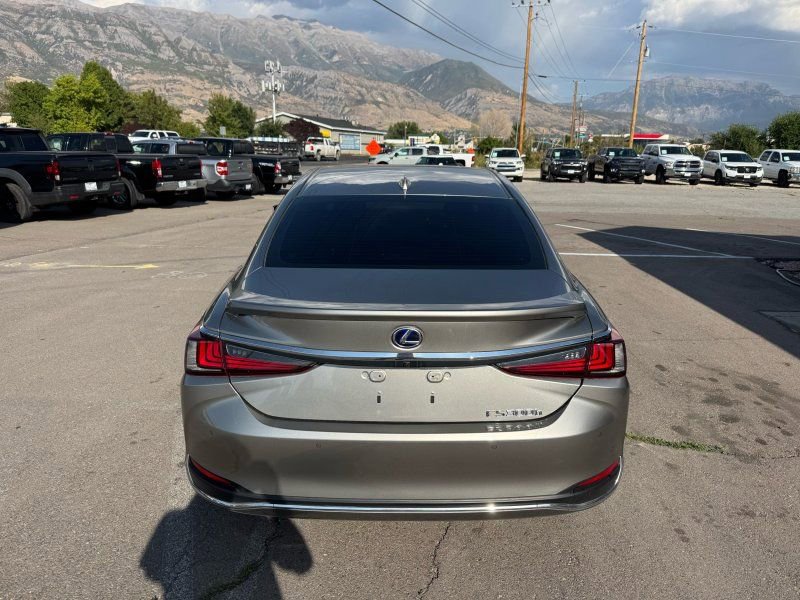 Used 2021 Lexus ES 300h w/ Accessory Package 2 image 4