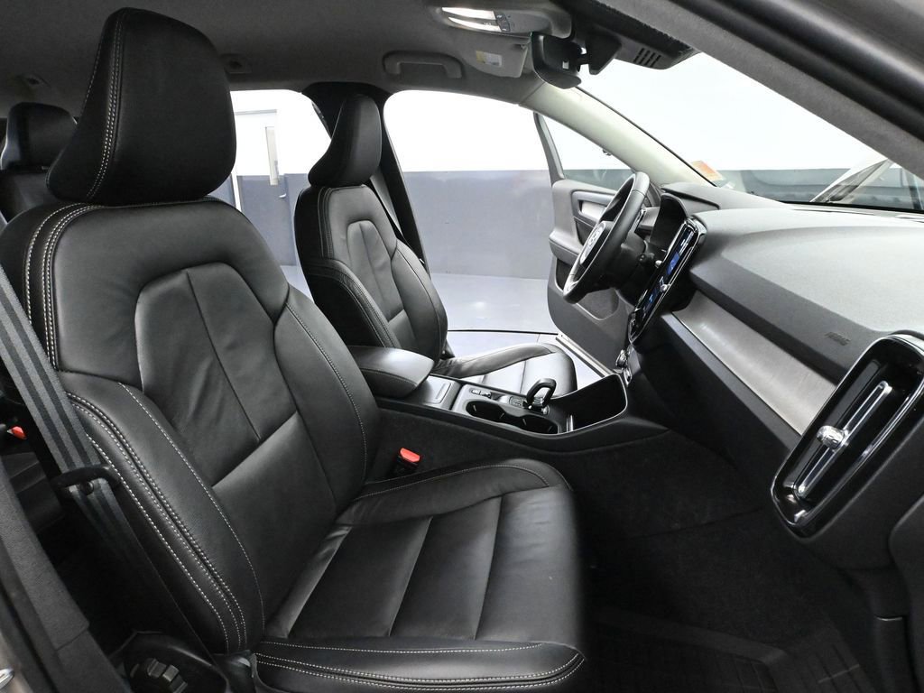 Used 2023 Volvo XC40 B5 Core image 46
