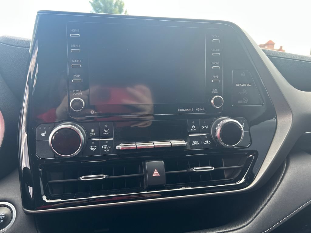 Used 2020 Toyota Highlander XLE AWD/4WD image 16